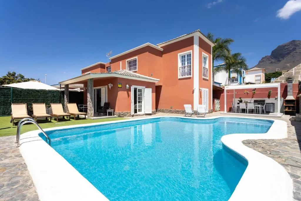 Casa con 3 camere da letto — Villa Chloe Costa Adeje Tenerifesummervillas GIANT PRIVATE POOL 11 METERS LONG