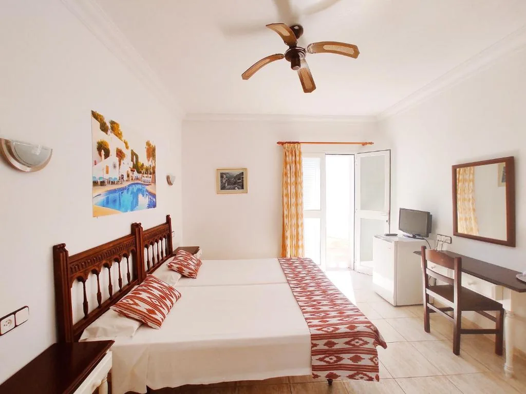Tweepersoonskamer met 2 bedden — Villa Columbus Hotel and Restaurant