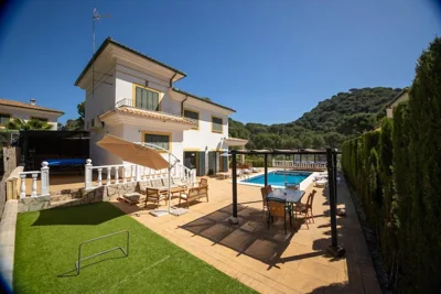 Villa con chimenea barbacoa y vistas panorámicas. — foto 2