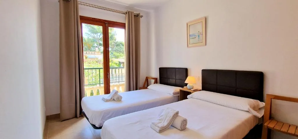 Villa con jardin cerca de la playa