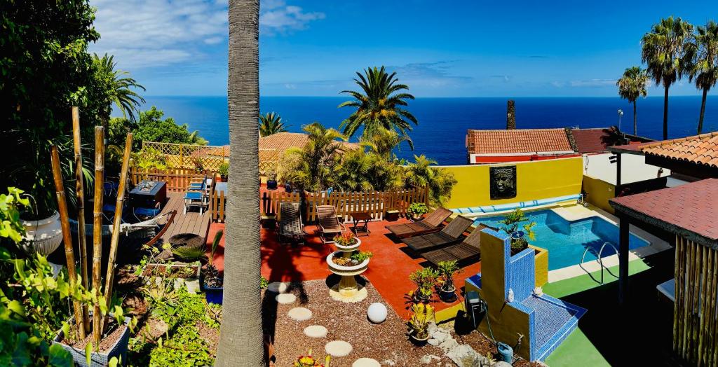 Villa con piscina climatizada y vistas al mar