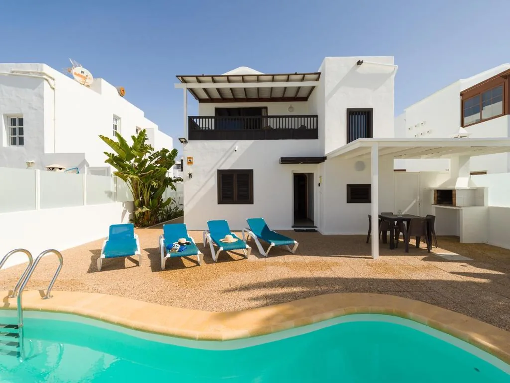 Villa con piscina privata — Villa con piscina privada a 500 m de la playa