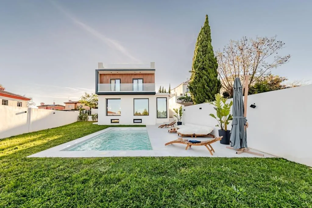 Villa — Villa con Piscina Privada