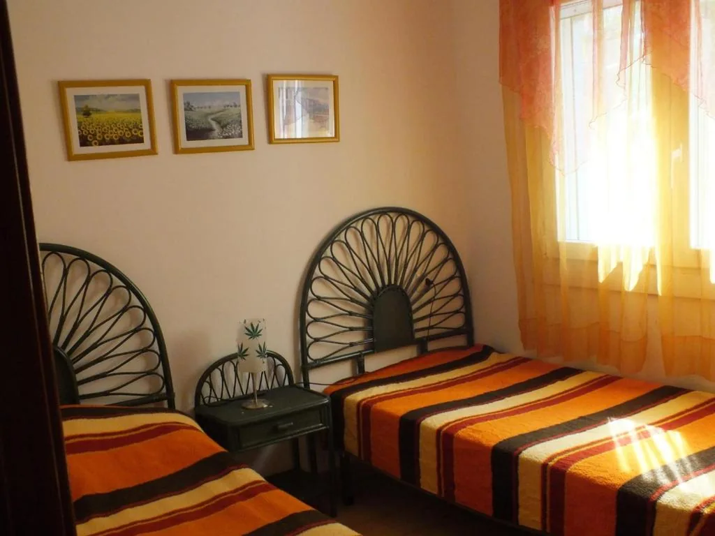 Villa con piscina privada y jardín cerrado en Castelló d'Empúries, ideal para 6-8 personas - ES-204-1