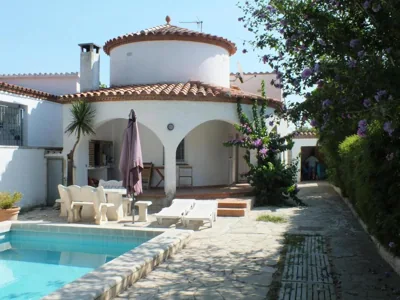 Villa con piscina privada y jardín cerrado en Castelló d'Empúries, ideal para 6-8 personas - ES-204-1 — foto 4