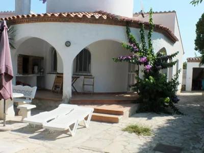 Villa con piscina privada y jardín cerrado en Castelló d'Empúries, ideal para 6-8 personas - ES-204-1 — foto 7