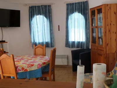 Villa con piscina privada y jardín cerrado en Castelló d'Empúries, ideal para 6-8 personas - ES-204-1 — foto 8
