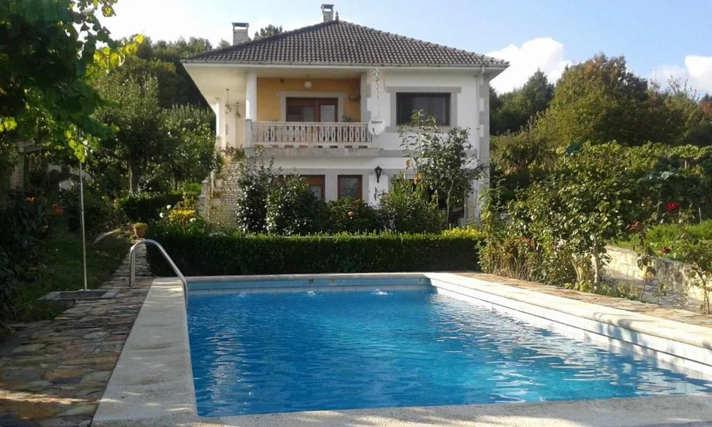 Villa con piscina privata — Villa con piscina y parque infantil en Pantón, Ribeira Sacra, Galicia