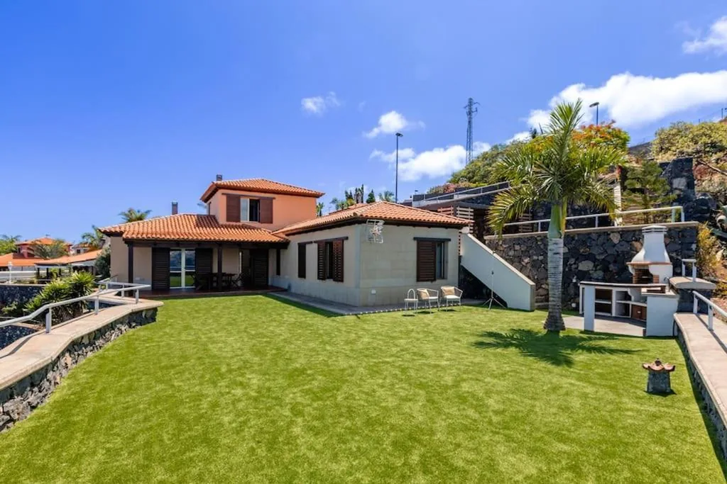 Three-Bedroom Villa — Villa con vistas al Teide en el norte de Tenerife