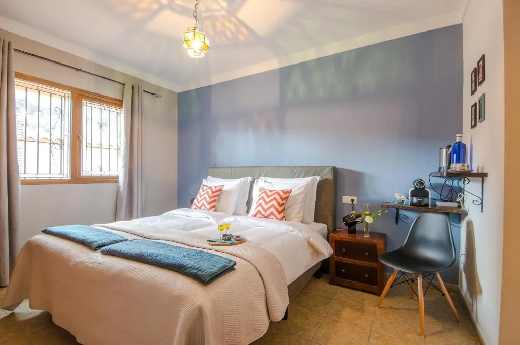 Habitación Doble con baño privado — Villa Conmigo Bed & Breakfast
