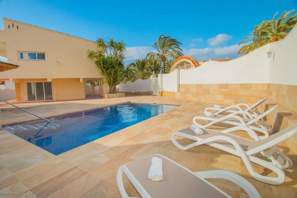 Villa com piscina privada — Villa Corina - Plusholidays