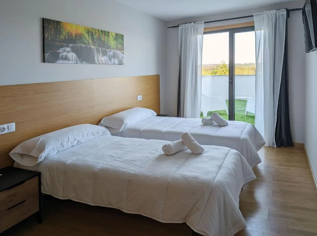 Camera doppia con terrazza e 2 letti — Villa de Arzúa by gaiarooms