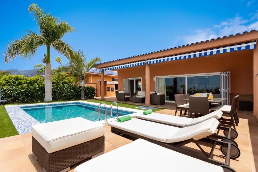 Villa — Villa de Lujo con Piscina Privada y Jacuzzi