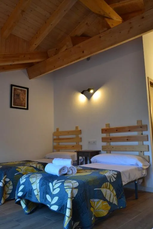専用バスルーム付き4人部屋 — Villa de Salas Alojamientos