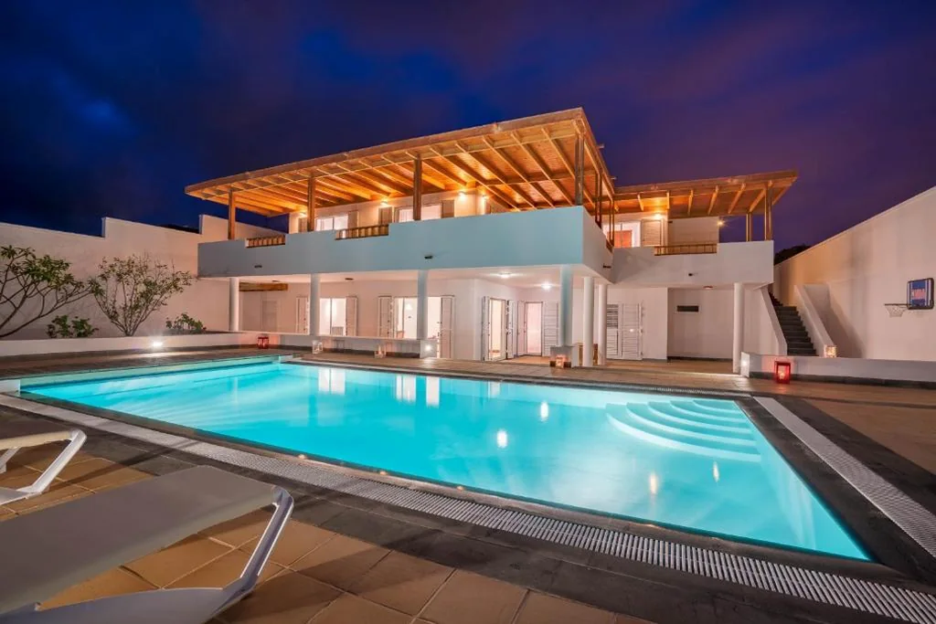 Villa con piscina privada — Villa Dedalos - Spacious luxury Villa with heated pool in Puerto Calero