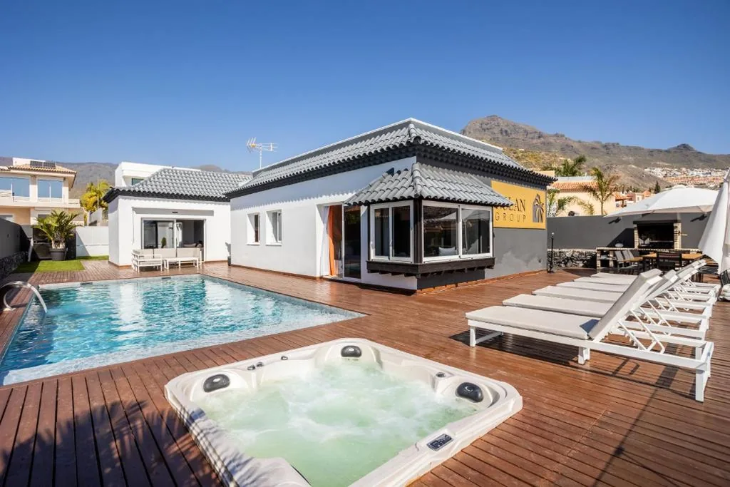 Villa con piscina privata — Villa Diana- Jacuzzi, Heated Pool & BBQ