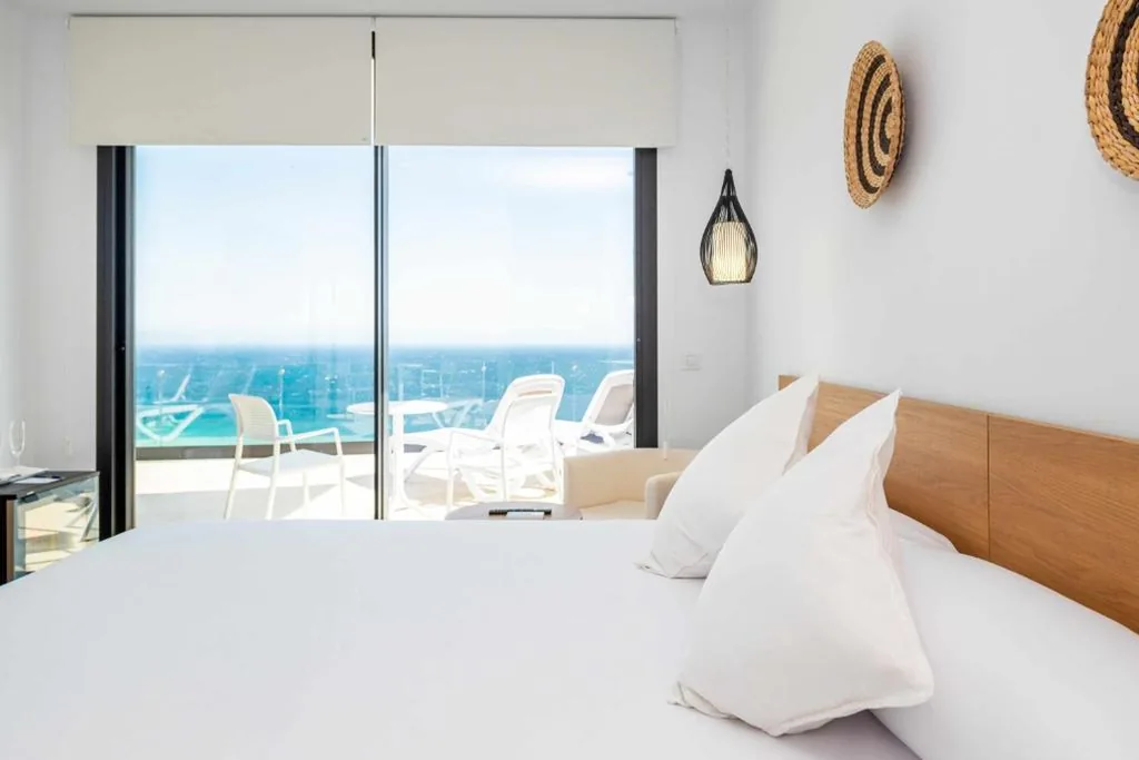 Quarto com cama extragrande e vista para o mar — Villa El Buzo