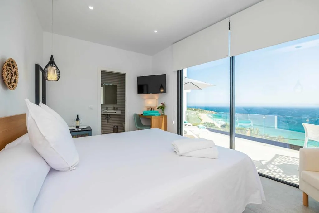 Quarto com cama grande e vista para o mar — Villa El Buzo