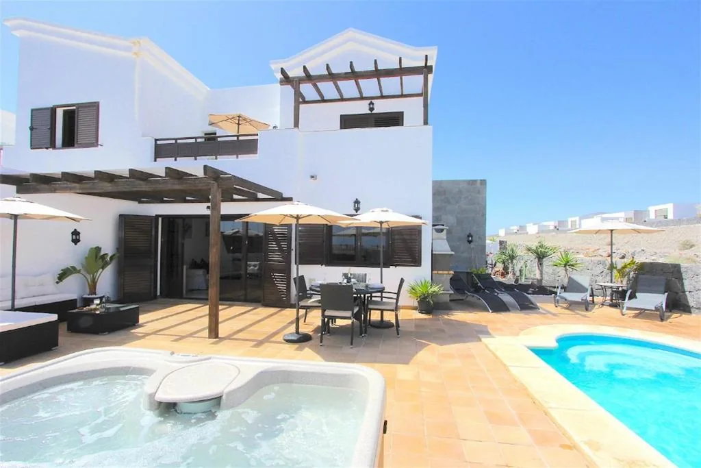Villa con piscina privata — Villa Emma Playa Blanca
