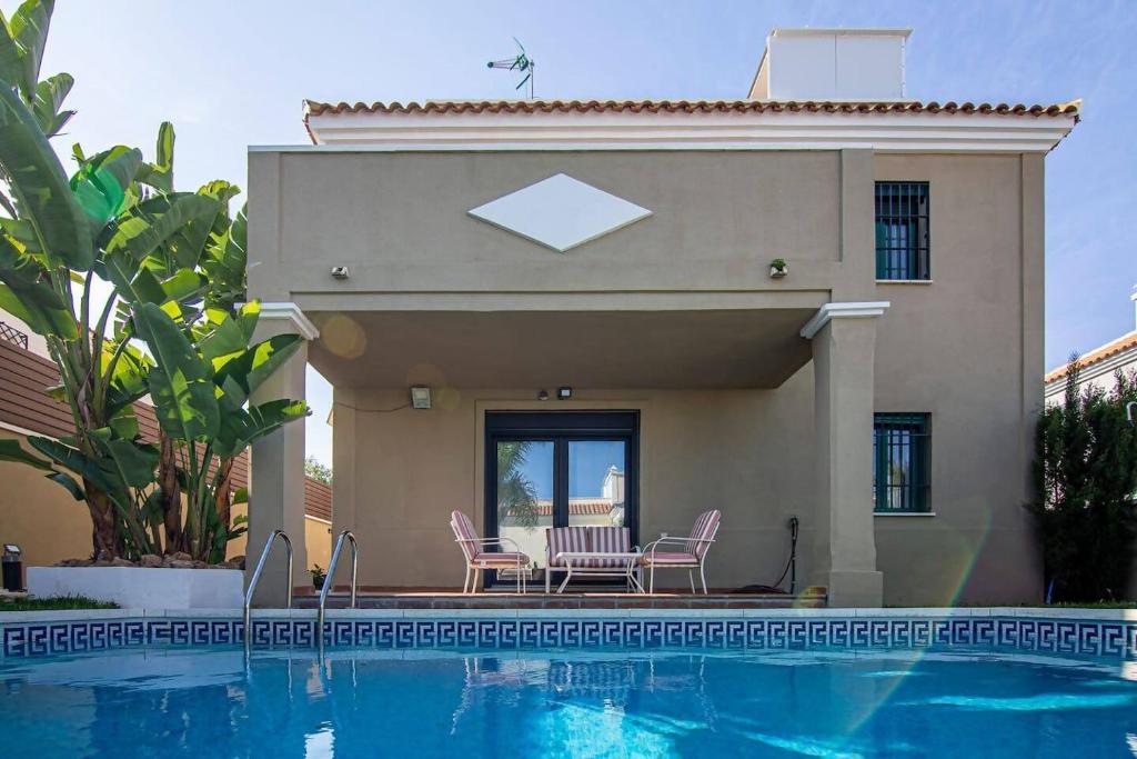 Villa en Playamar - Piscina, Barbacoa y Parking
