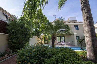 Villa en Playamar - Piscina, Barbacoa y Parking — foto 4