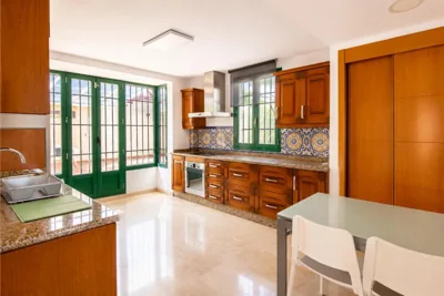 Villa en Playamar - Piscina, Barbacoa y Parking — foto 5