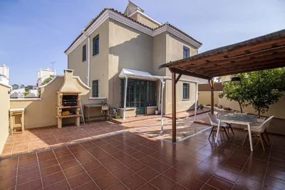 Villa en Playamar - Piscina, Barbacoa y Parking — foto 7