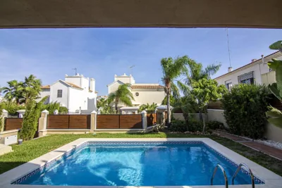 Villa en Playamar - Piscina, Barbacoa y Parking — foto 9