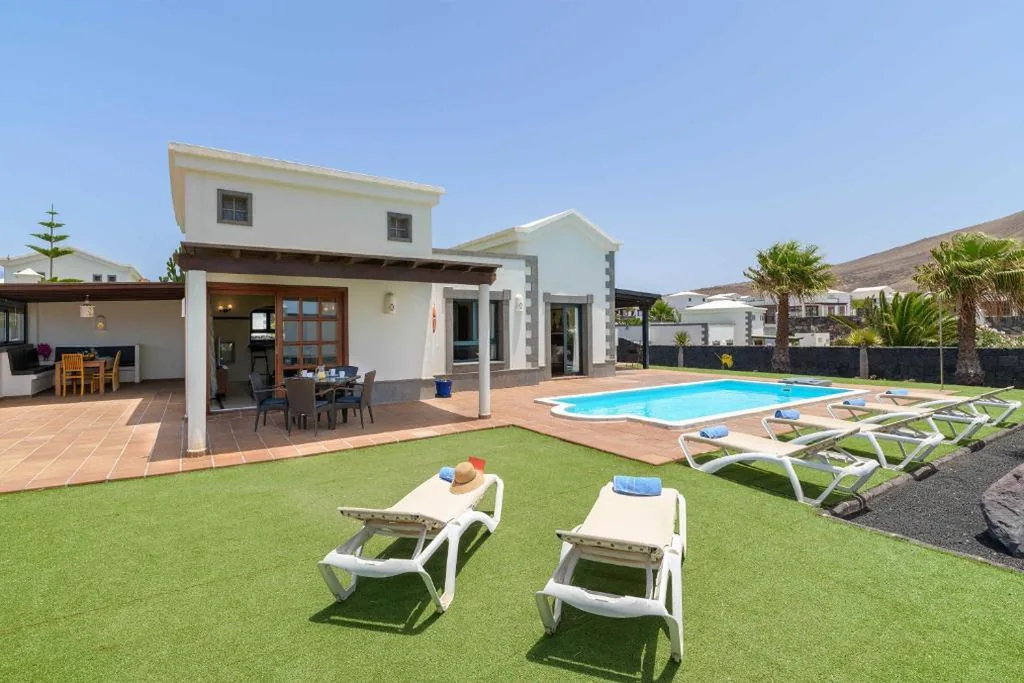Villa — Villa Esterlicia