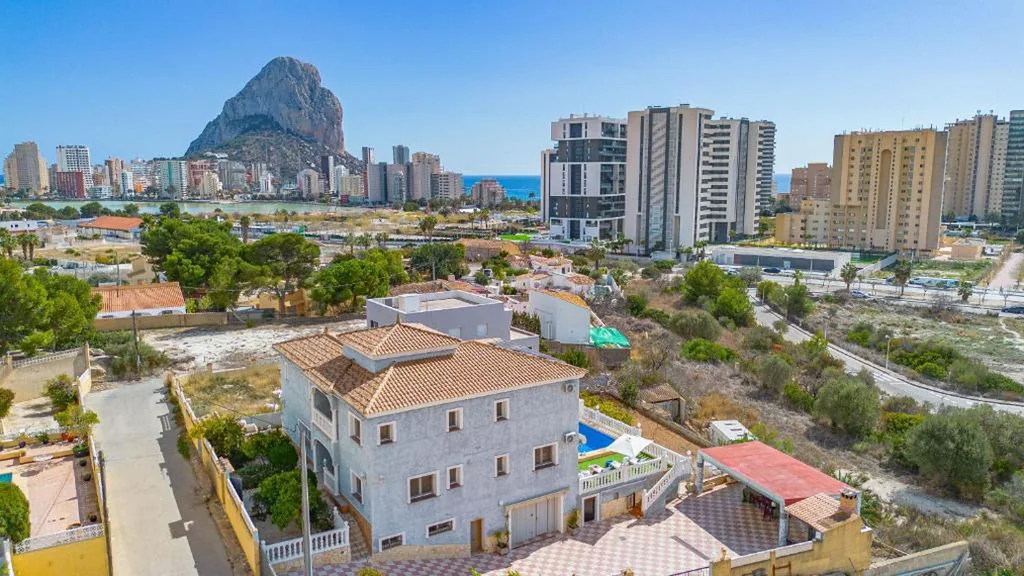 Villa con piscina privada — Villa Flora - Plusholidays
