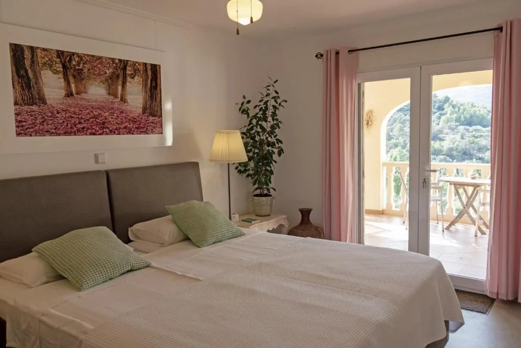 Habitación Doble Deluxe con vistas a la montaña - 1 o 2 camas — Villa Foia Vella - adults only