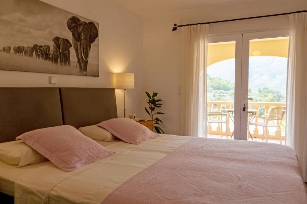 Habitación Doble Deluxe con vistas a la montaña - 1 o 2 camas — Villa Foia Vella - adults only