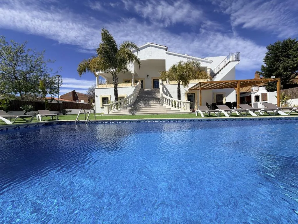 Villa con piscina privada — Villa Gladiols