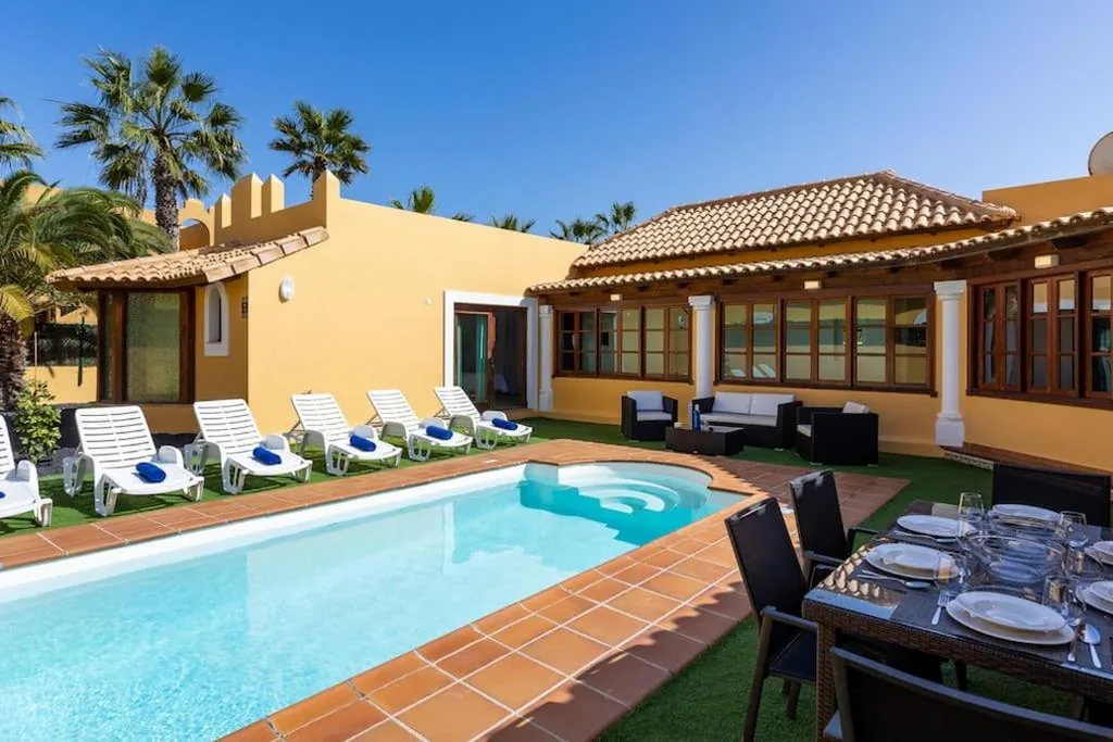 Villa 3 chambres — Villa Helen - Heated Pool Wifi SmartTV Barbecue