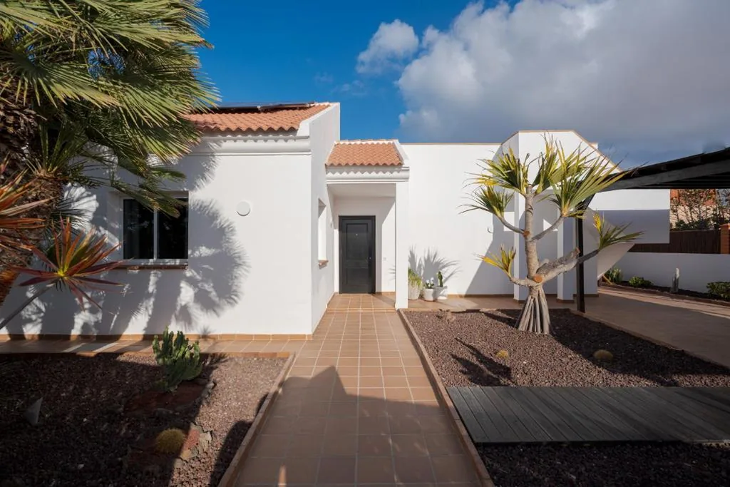 Villa con piscina privada — Villa Hikari - Design house with heated pool in Corralejo