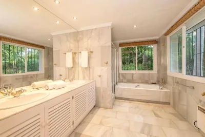 Villa in palm tree plantation, near the beach. — foto 3