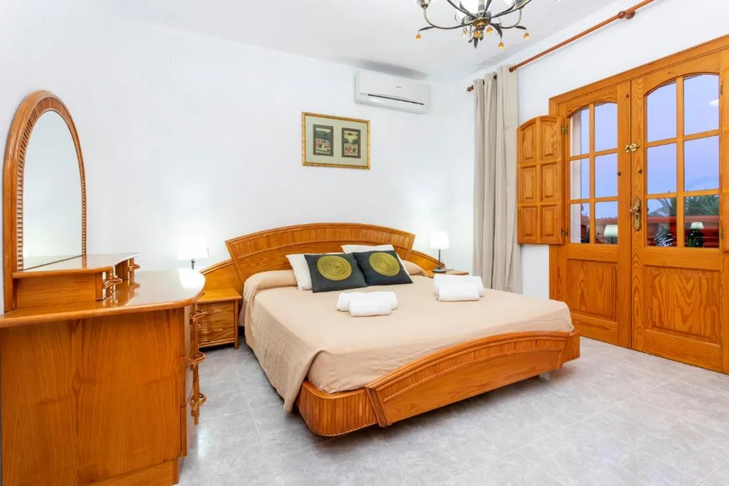 Villa in Playa D´en Bossa sleeps 9