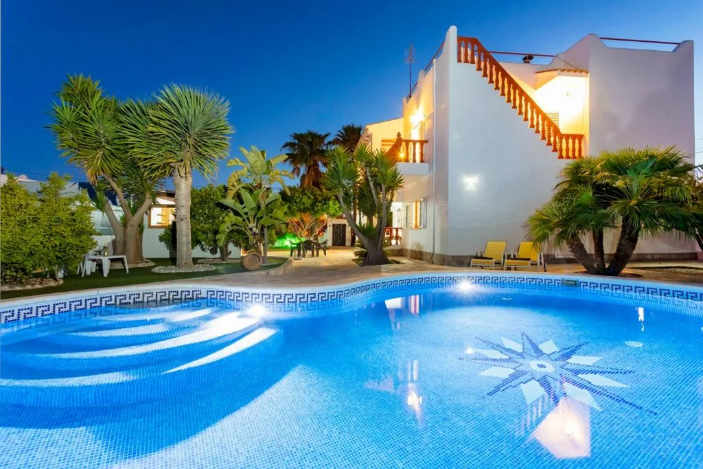Villa — Villa in Playa D´en Bossa sleeps 9