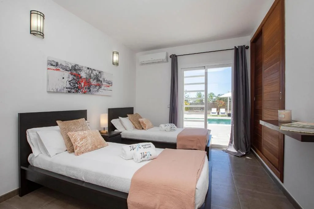 Villa in San Antonio Sleeps 10