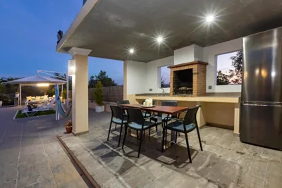 Villa in San Antonio Sleeps 10 — photo 4