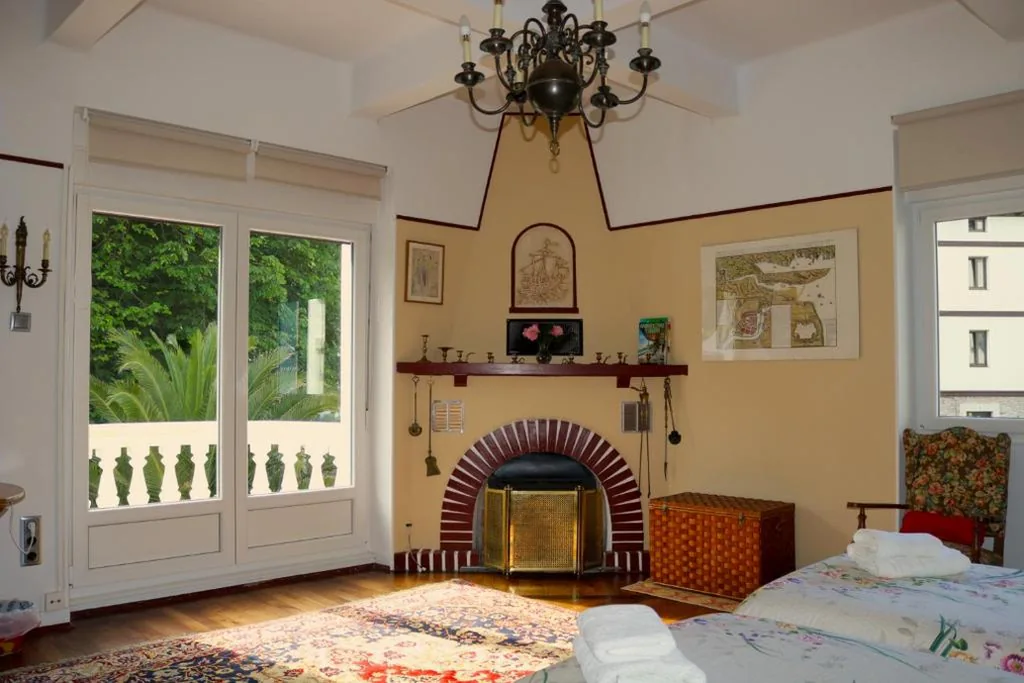 Doppelzimmer mit Gemeinschaftsbad – 2 Betten — Villa Isabela Bakio Rooms