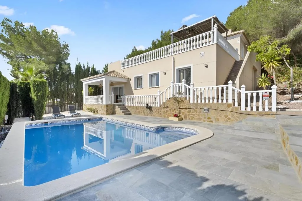 Villa con piscina privata — Villa KIP, private pool & jacuzzi surrounded by nature