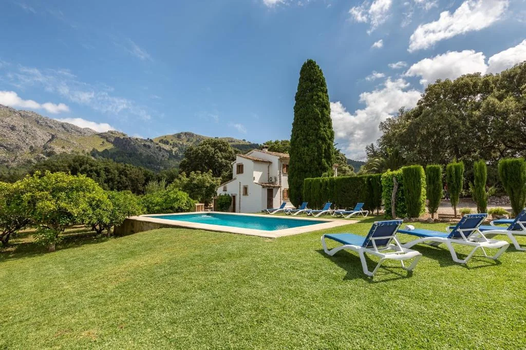 庭園の景色を望むヴィラ — Villa La Plana