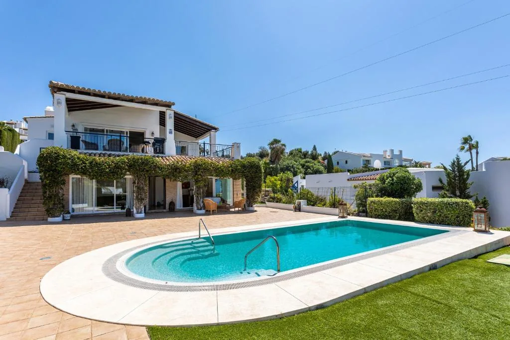 Villa mit 5 Schlafzimmern — Villa La Vista - FAMILY FRIENDLY Private Pool, BBQ, Sauna
