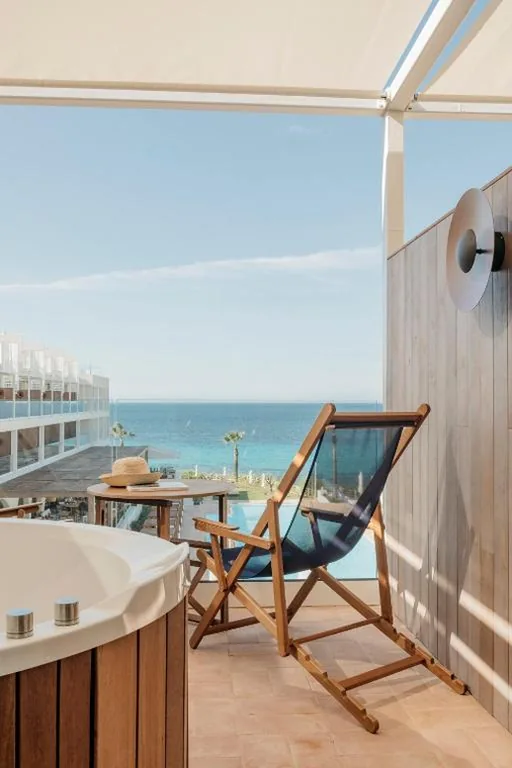 Suite Junior con terrazza, vasca e vista sul mare — Villa Le Blanc, a Gran Meliá Hotel Hotel - The Leading Hotels of The World