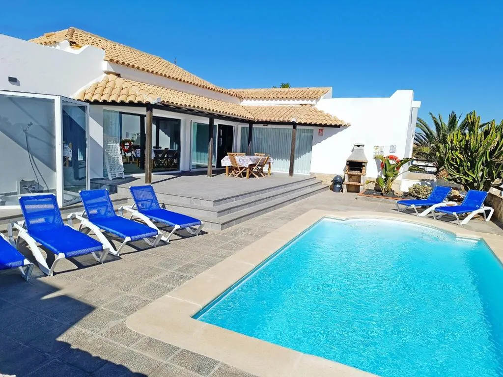 Villa mit 3 Schlafzimmern — VILLA LOBOS with private pool and BBQ