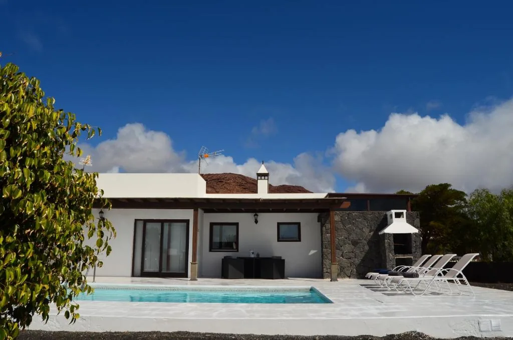 Villa — Villa Lola
