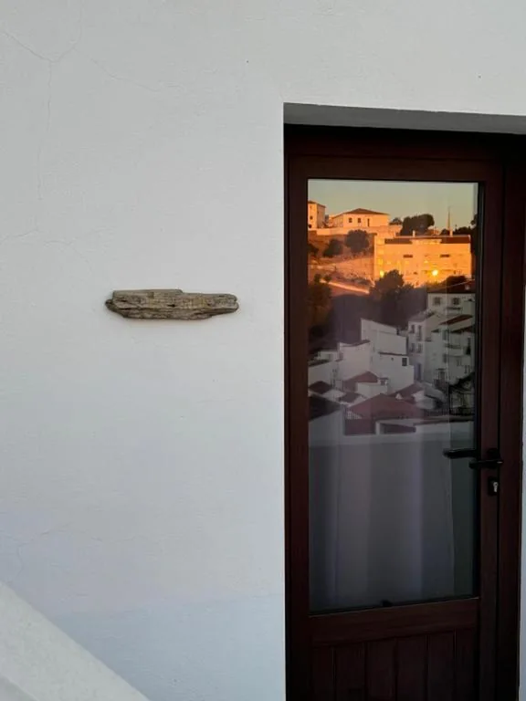 Habitación con cama extragrande y vistas al mar — Villa Lomy Casares