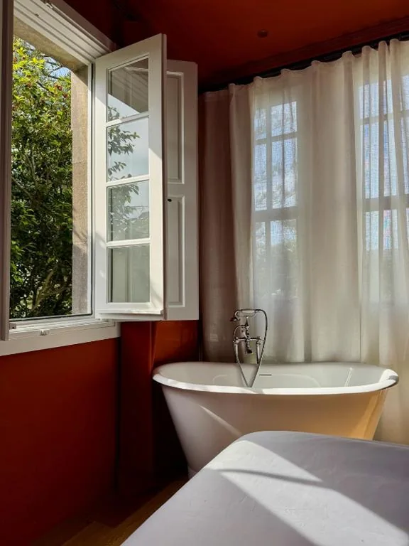 Habitación Doble Deluxe con bañera — VILLA LORES Adults Only Retreat near Sanxenxo & O Grove