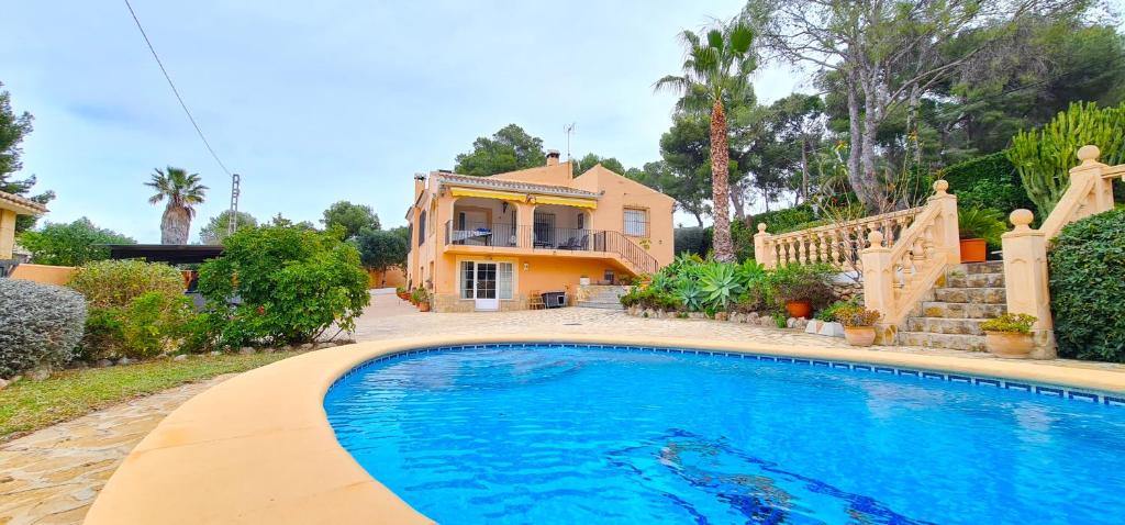 Villa los Agaves Javea piscina y barbacoa